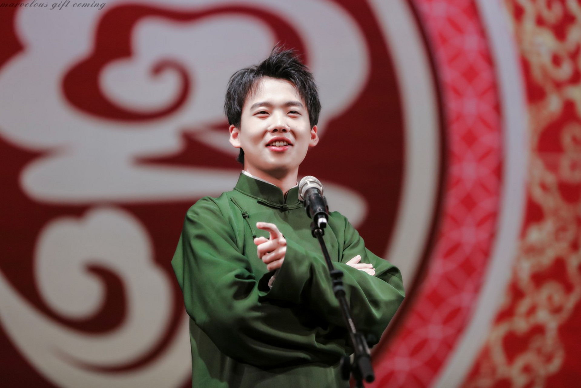 演员郭麒麟说,我谈过一次恋爱,在中学的时候,那时候时兴手机聊天,我就