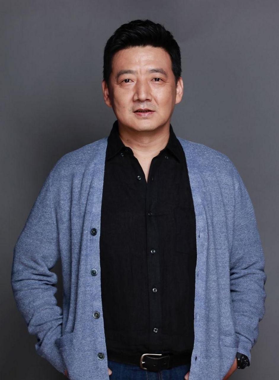 演员王砚辉,跟着几个朋友去饭店吃饭,旁边突然站起一个人,指着王砚辉