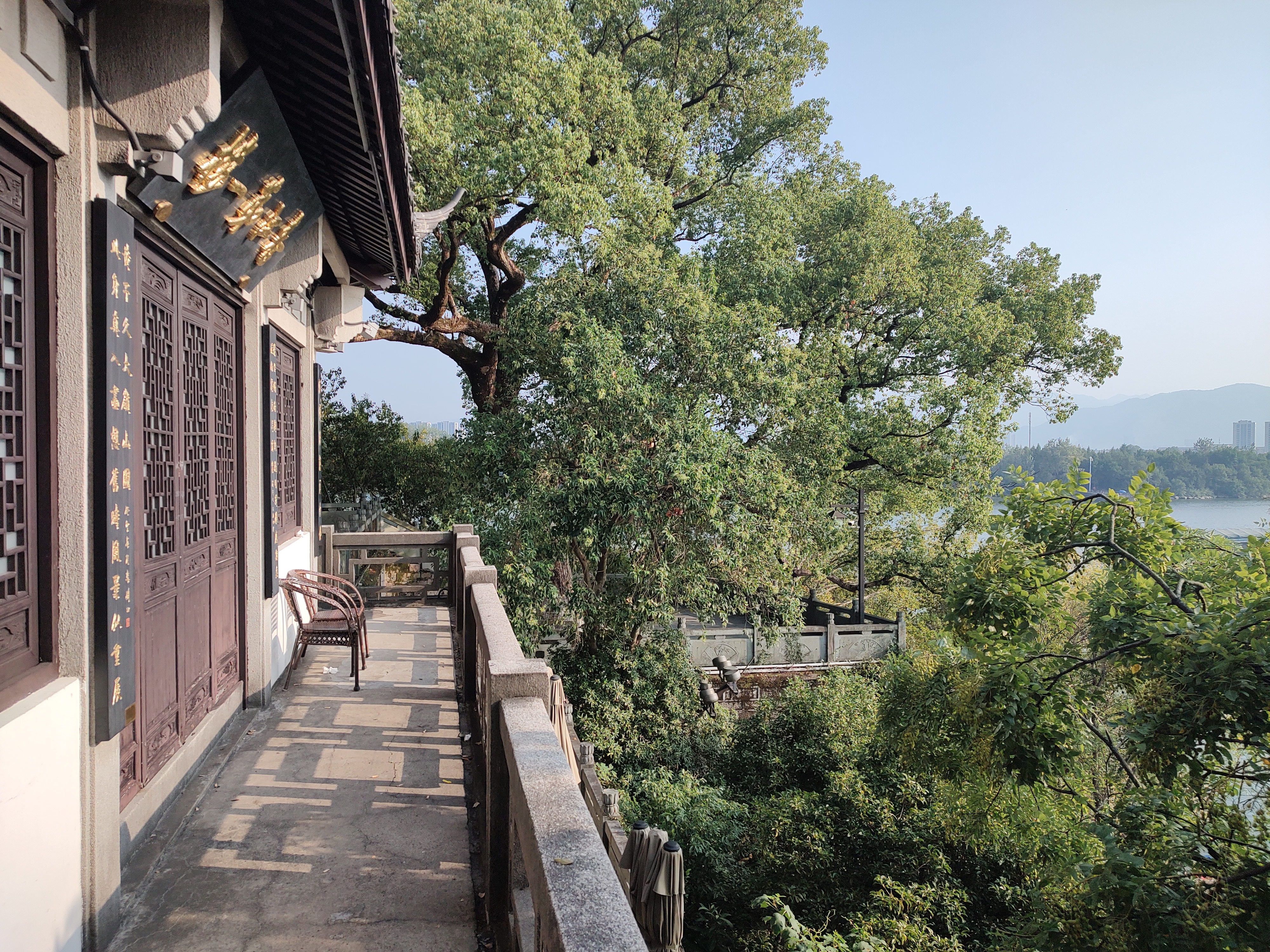 鹳山公园位于富阳区的富春江边,海拔只有42