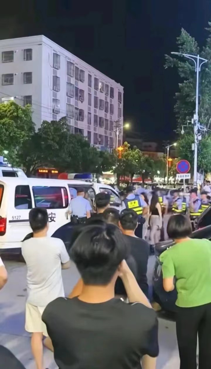 汕头市谷饶镇发生一起民警抓捕多名女子,个个穿着清凉,不知道是做什么