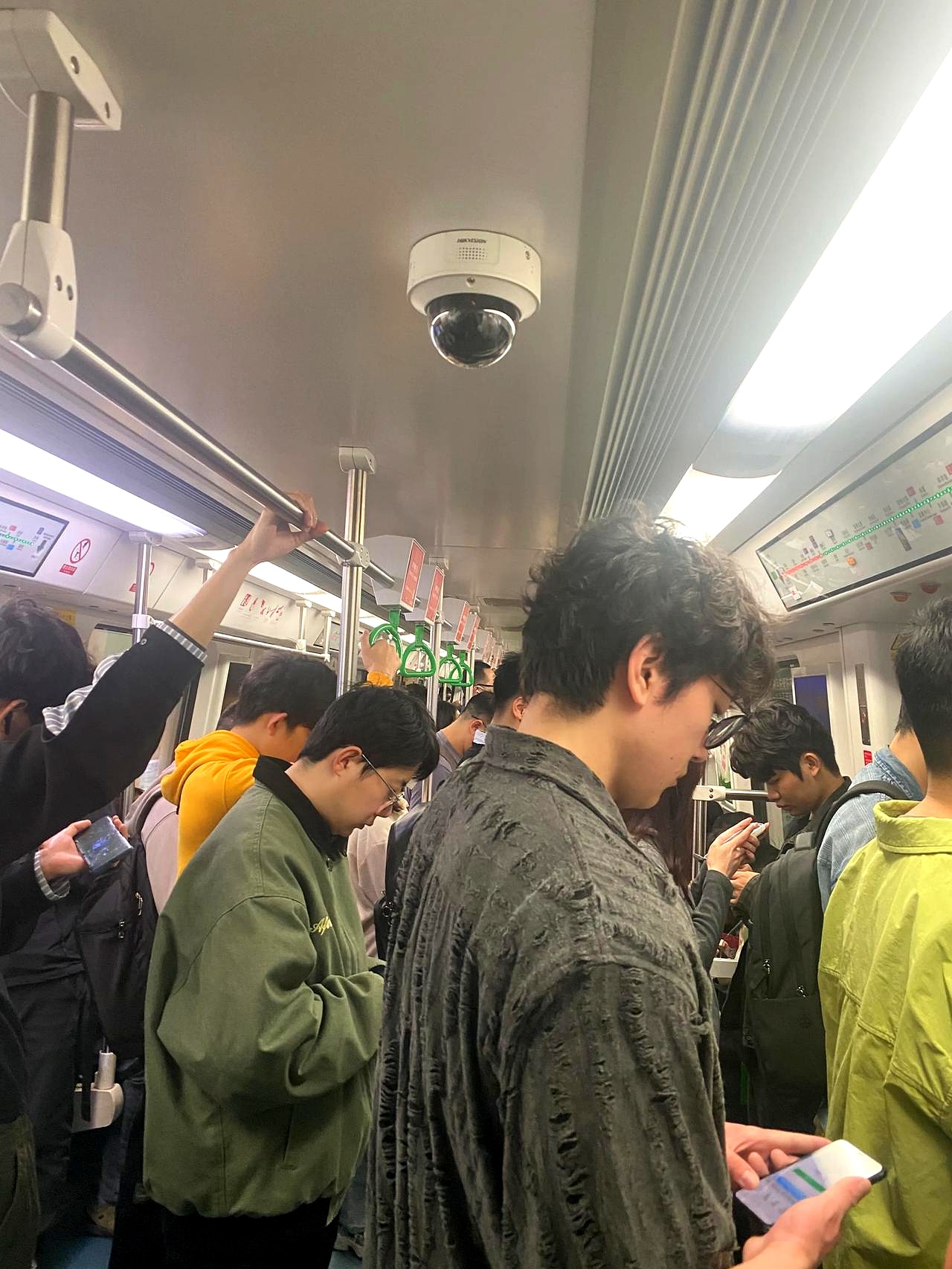 换乘1号线导致上面的换乘通道都堵塞了目测又是很多上班族要迟到