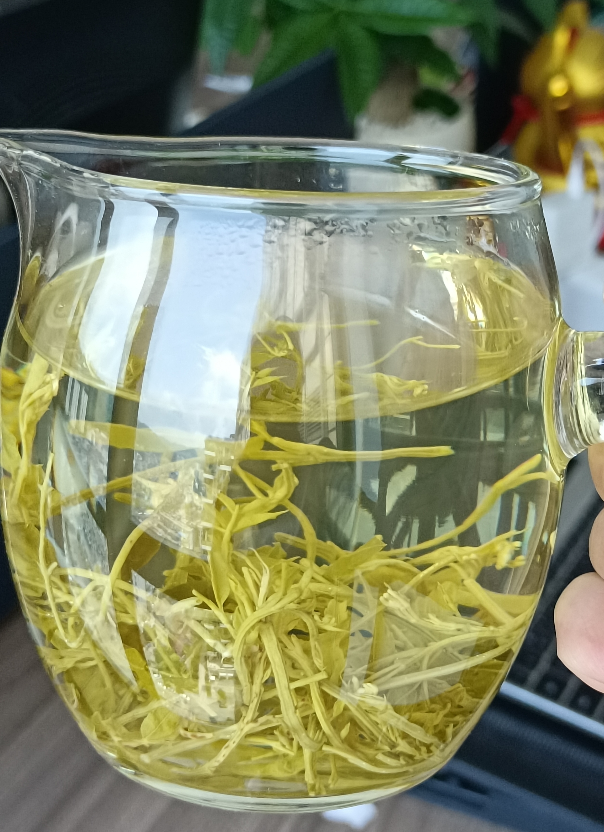 我是用刚烧开的水冲泡的,这样黄酮才能充分的溶