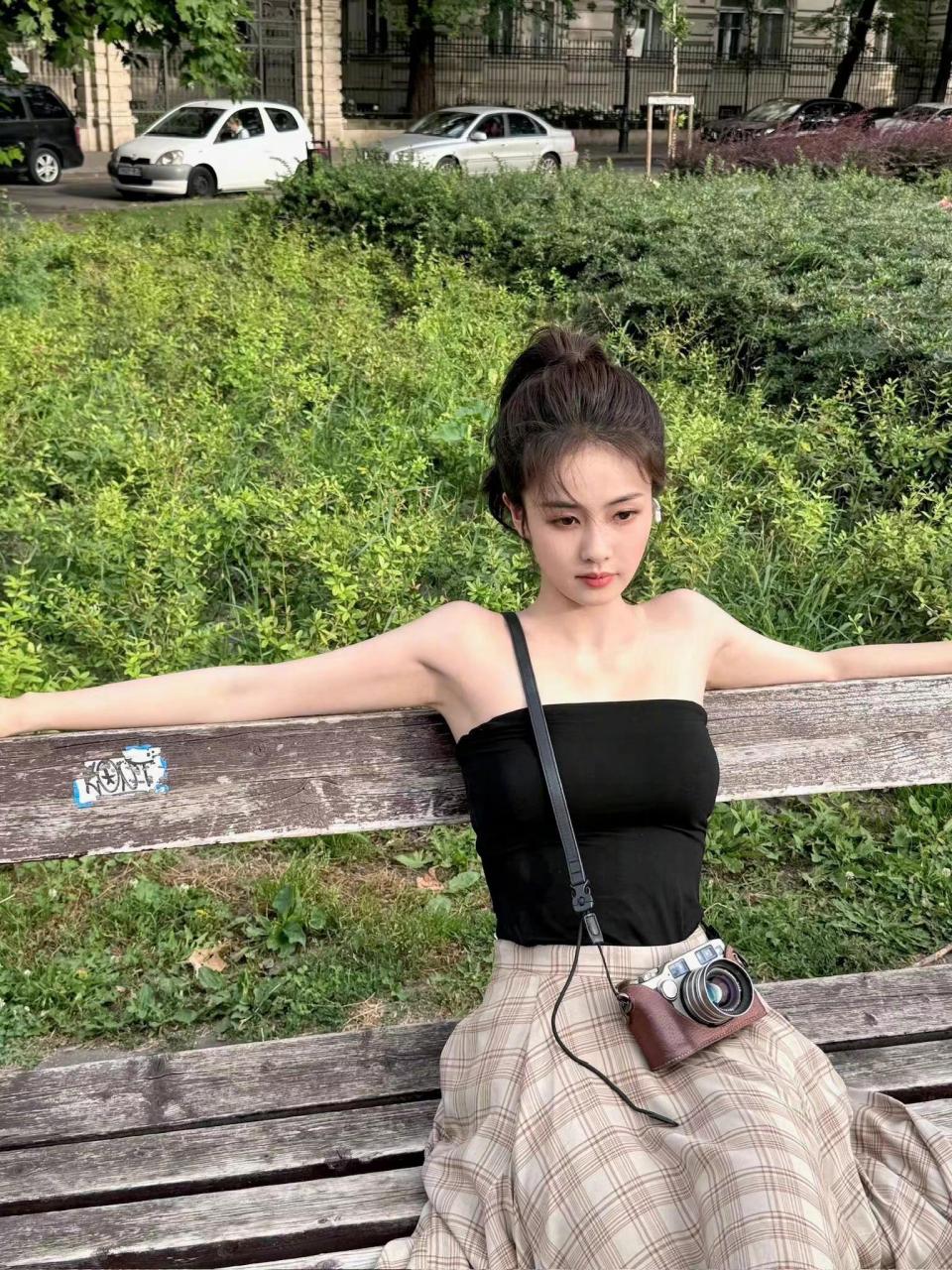 白鹿是属于百搭风吧!什么风格都能穿出不一样美感!