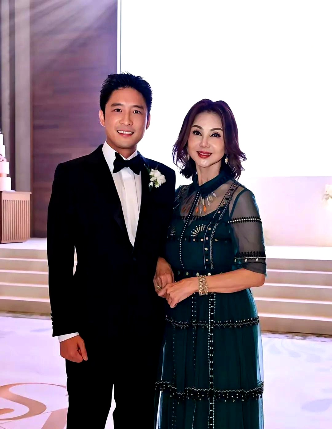 谢玲玲的一条动态直接把这事送上热搜:"这个岁数,我朋友都当奶奶了