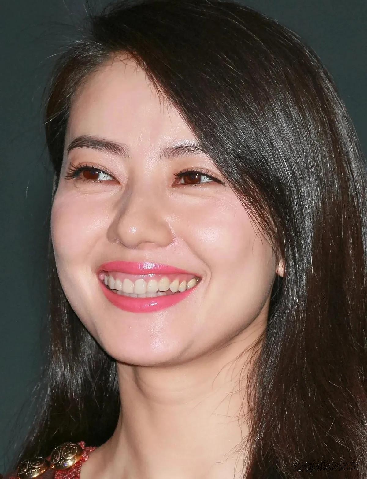 这荧光色一般人可hold不住,高圆圆却稳稳站那儿,给咱整得明明白白的