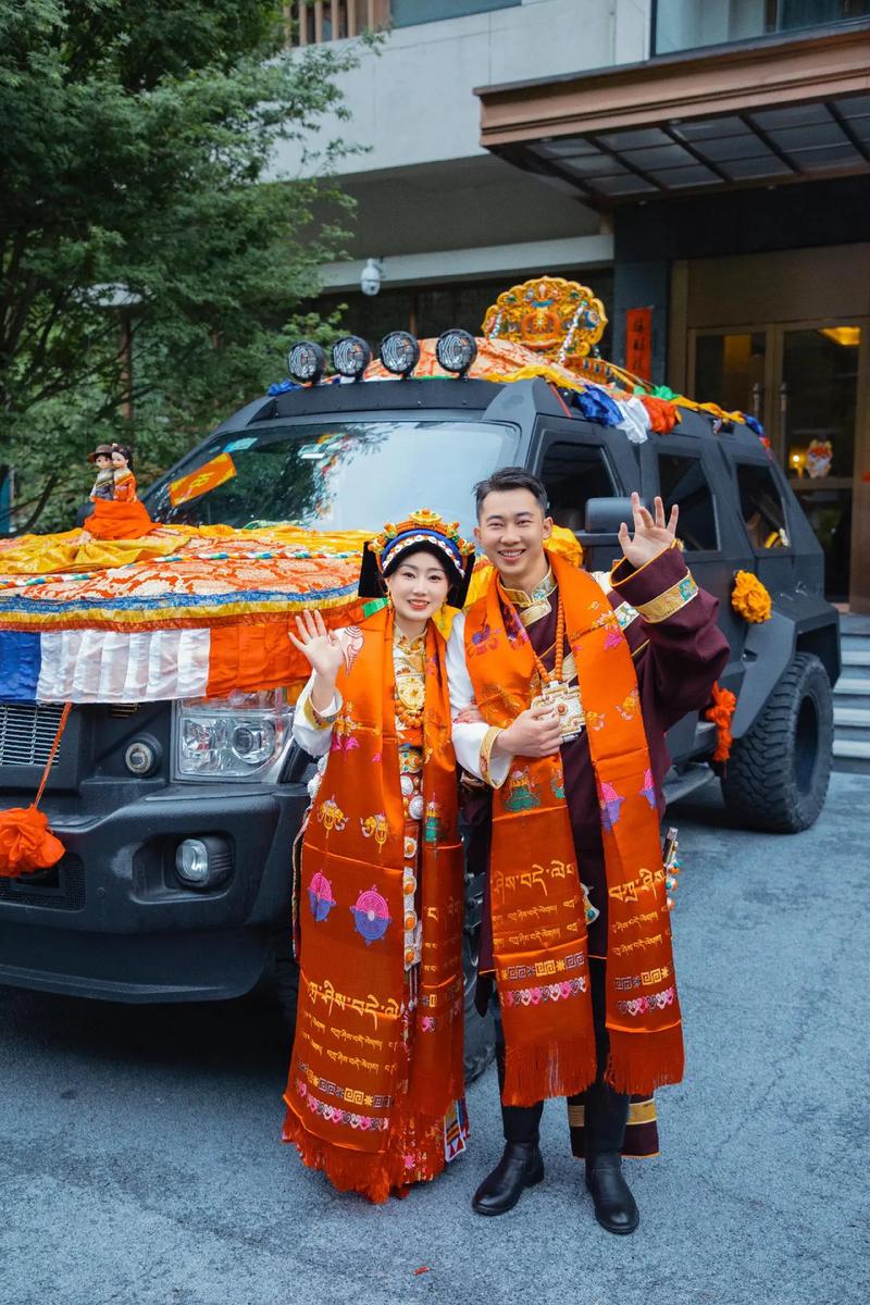 一位游客在川西偶遇传统藏式婚礼,被其华美服饰和真挚情感震撼