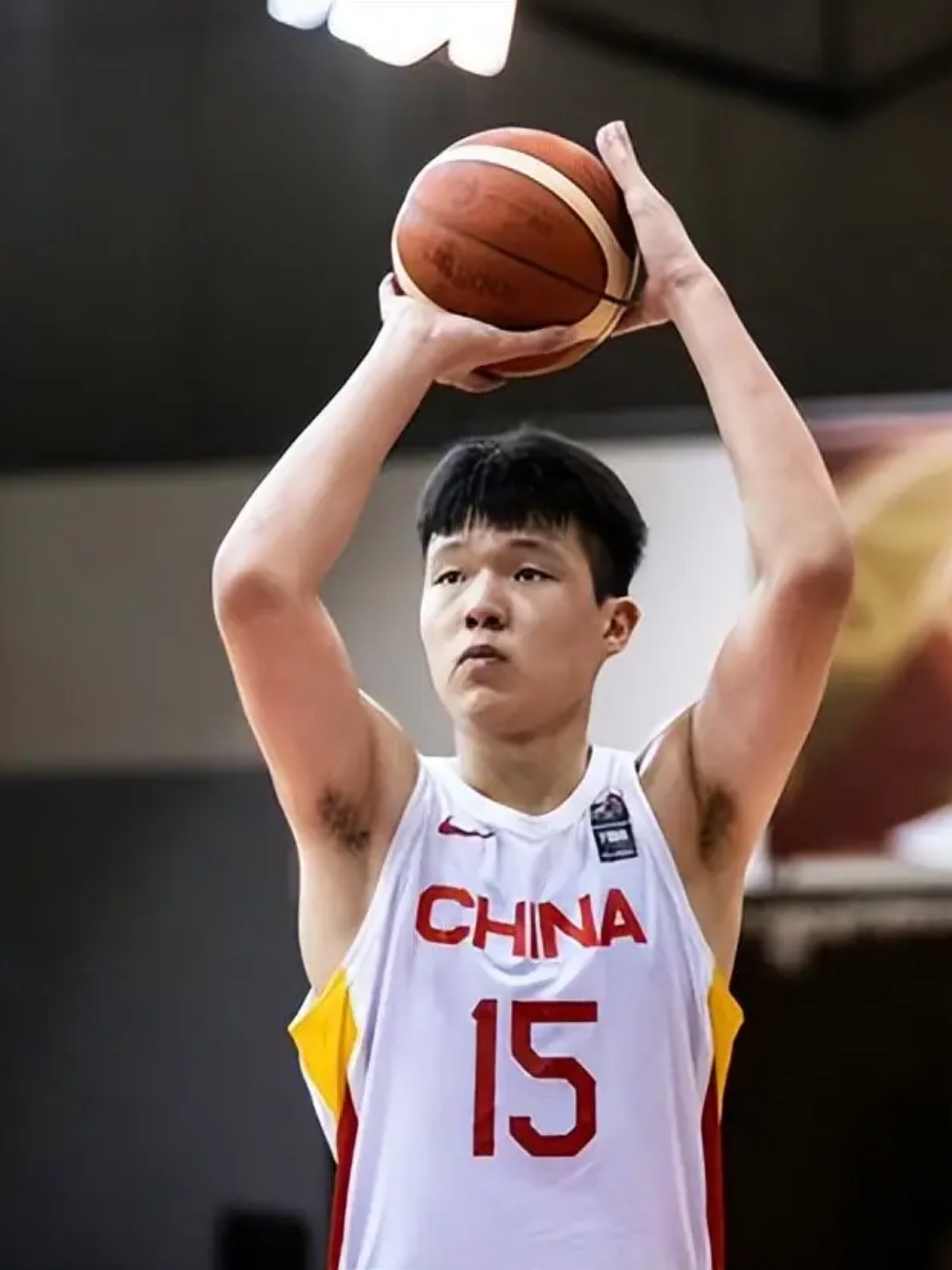 曝杨瀚森计划参加2025年nba选秀,展现对篮球事业的雄心壮志.