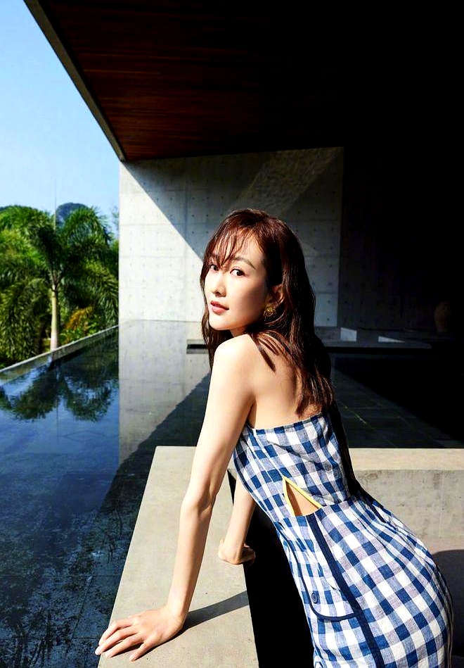 当年拍摄《伪装者》时,有一情节,需要刘敏涛,跪着给王鸥擦鞋,拍了好几