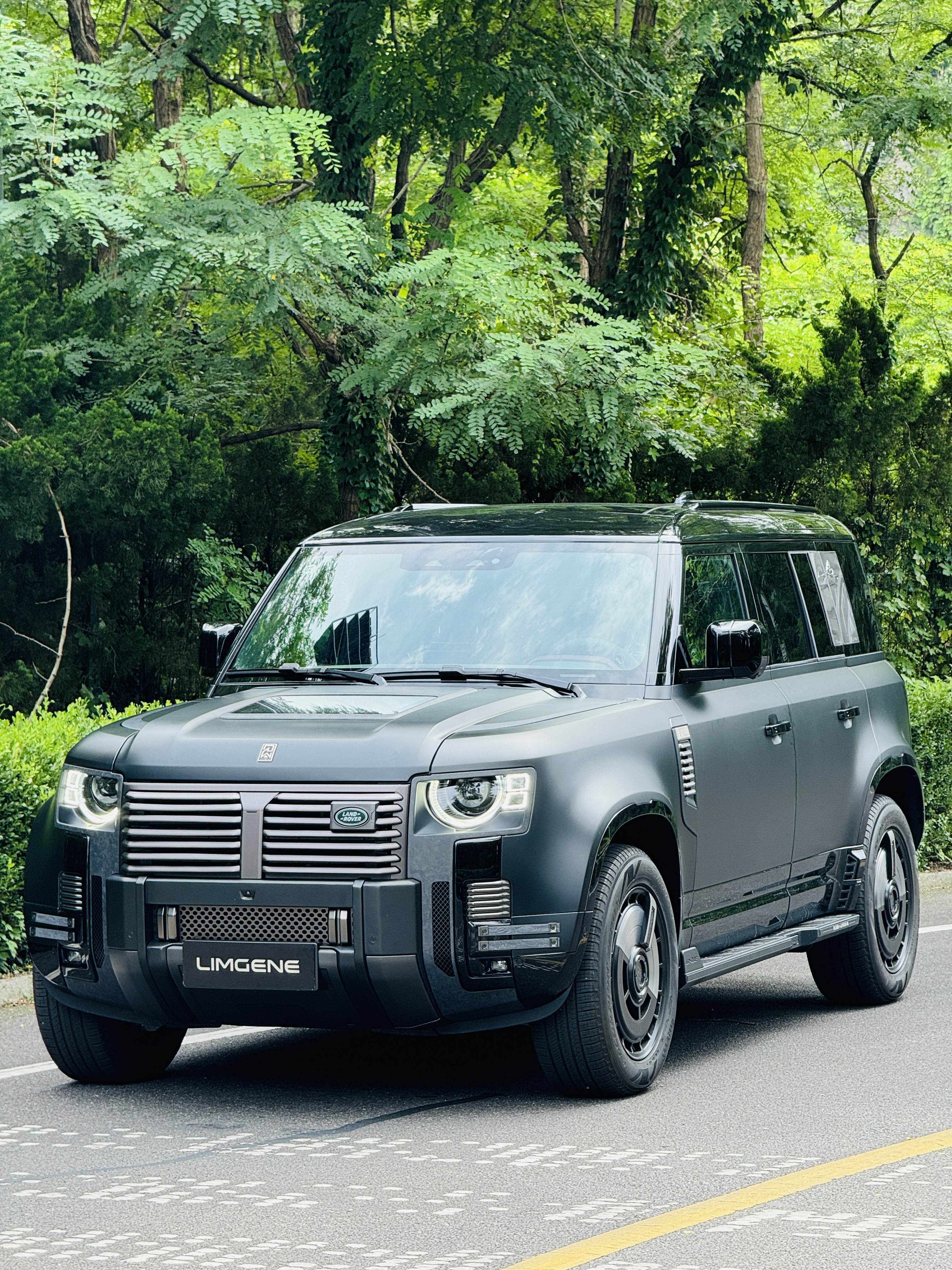 路虎卫士定制升级,凌际见山硬派越野suv,兼具豪华与性能,山回路转,带