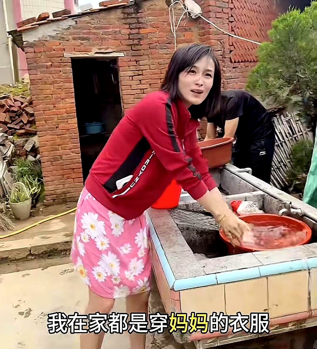 她养家哥哥家有两个儿子才十来岁吧竟然会主动加瑾汐妈妈的微信
