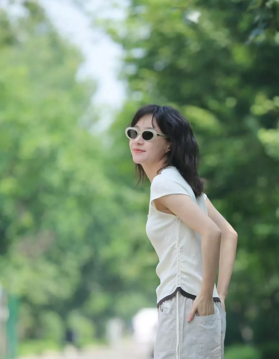 87年的焦俊艳,一晃也37岁了.网上说她坚持不婚,父母不再催婚了