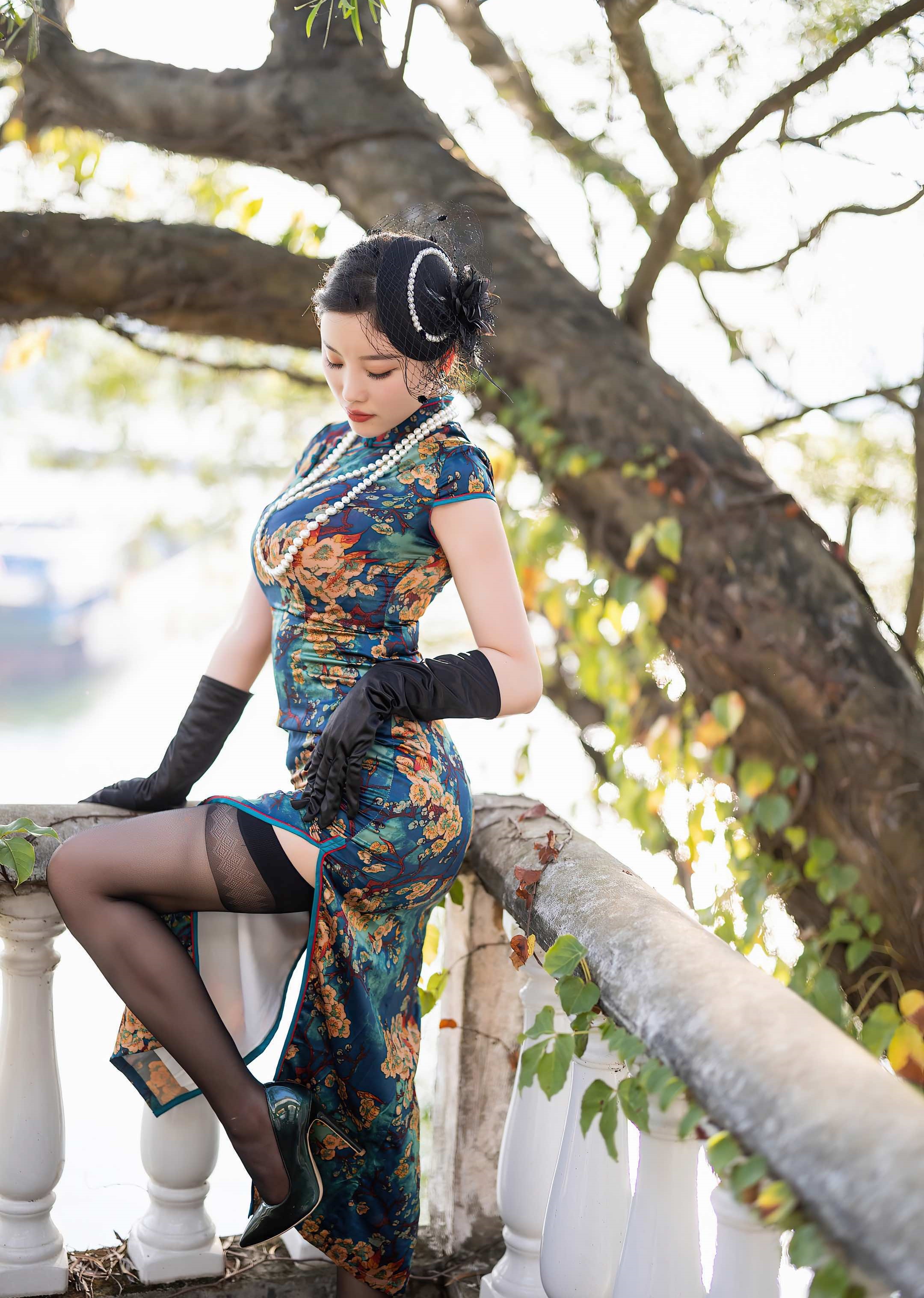 树影藤枝添雅意, 浑然天作画中藏. #旗袍美女