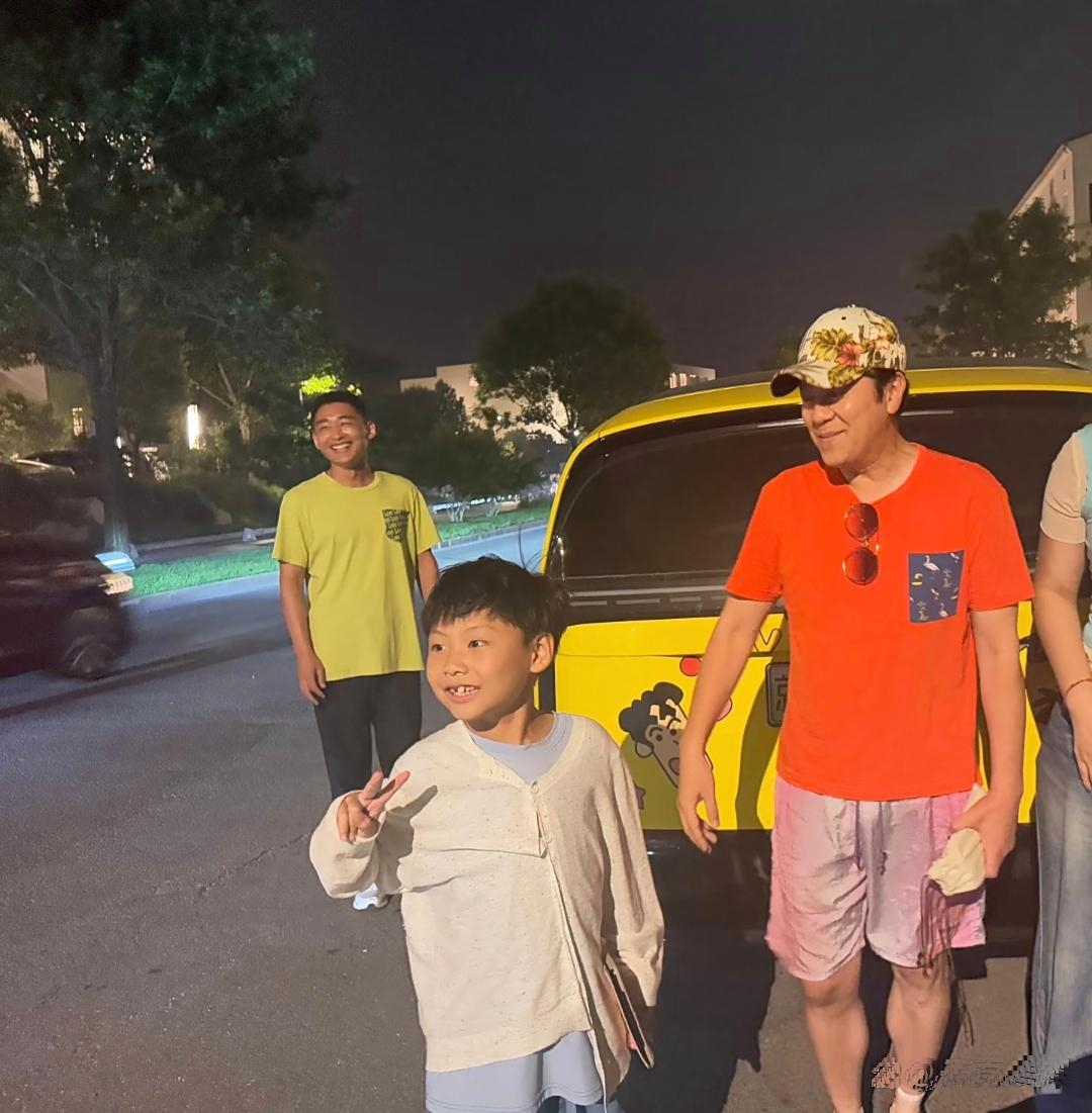 嘿他那身穿搭可真是不咋样裤子配皮鞋丑得没话说感觉还没咱普通人