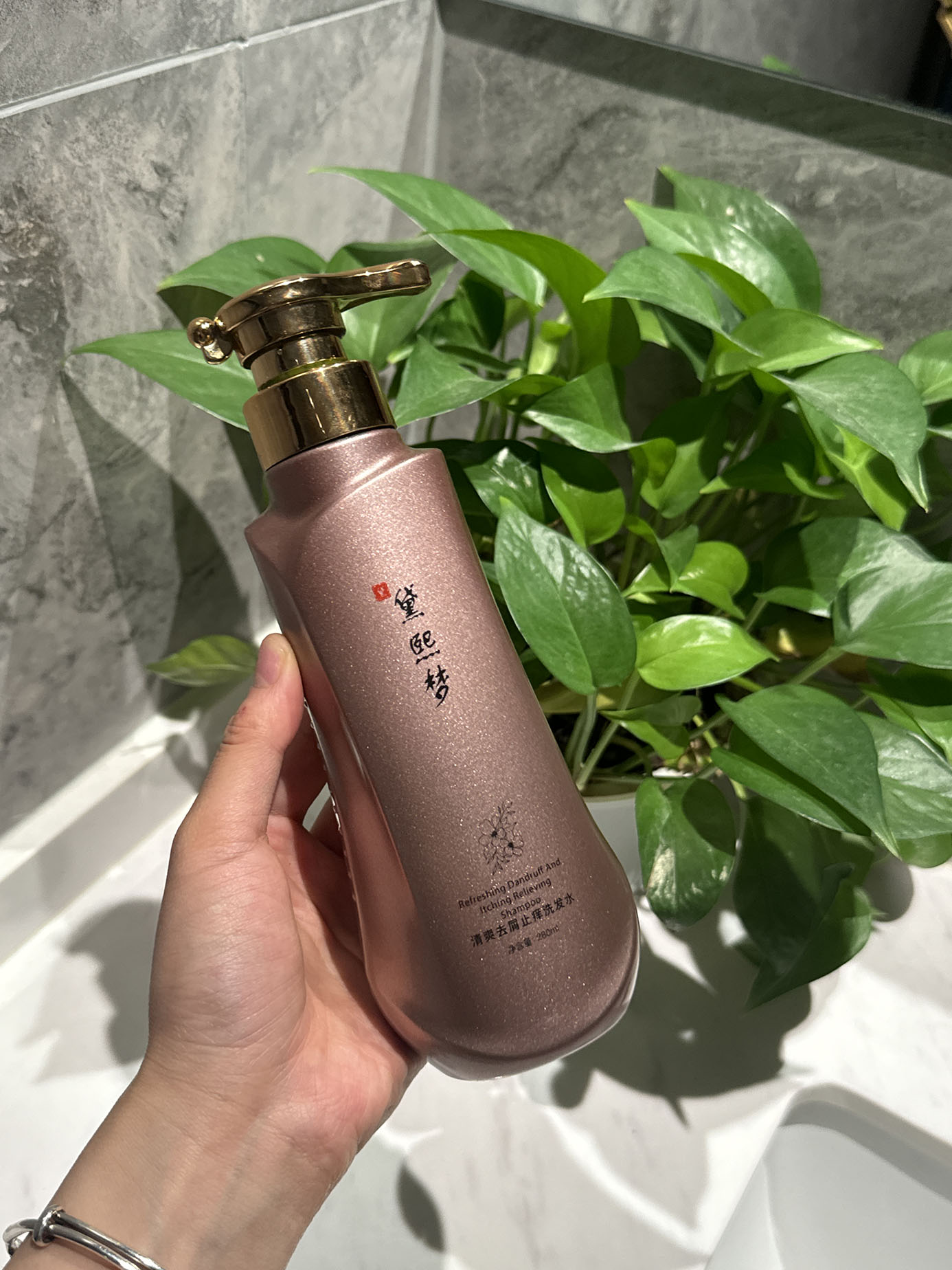 然后戴上浴帽享受个小桑拿最后冲洗干净