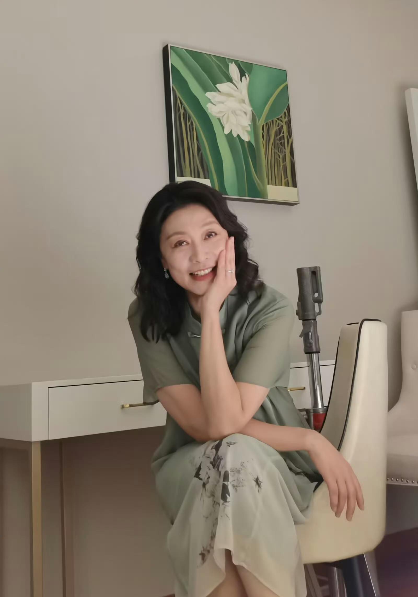 是母女两,《四喜》出演童瑶婆婆,付辛博母亲,女儿曾两次合作张嘉译,因