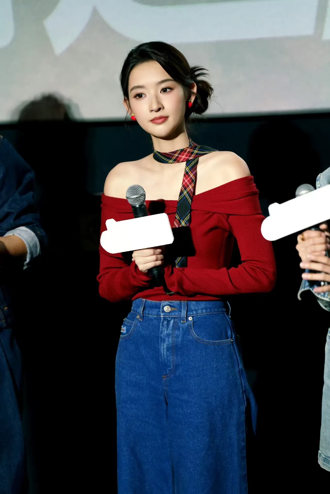 她长得像赵丽颖甜美可爱肉肉的娃娃脸身材又像迪丽热巴丰乳肥臀又