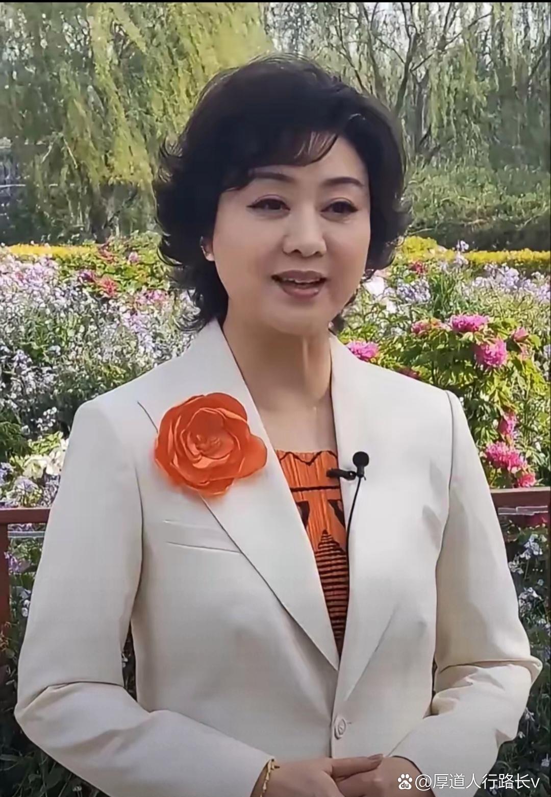 59岁的女人了,发型还是那么时髦,举止依然那么优雅