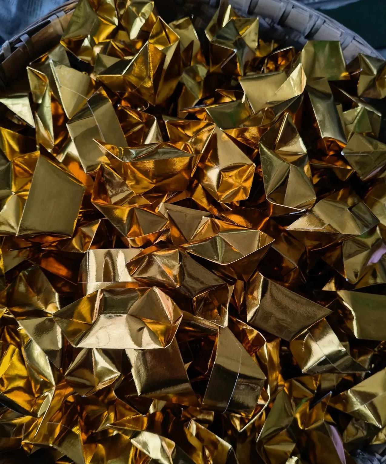 说烧纸钱他那边收不到信号,非得要点金条或者金元宝才行