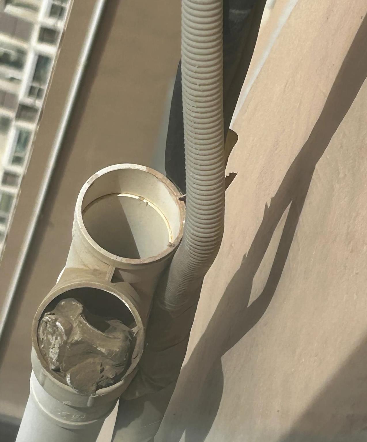 水管正确排水图片风管机空调管被阳台承重梁挡住了空调出水管包裹图片