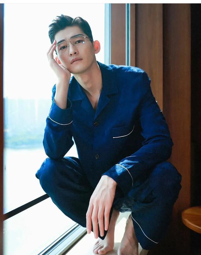 谁能想到,张翰那又白又嫩的脚丫竟成了瞩目的焦点