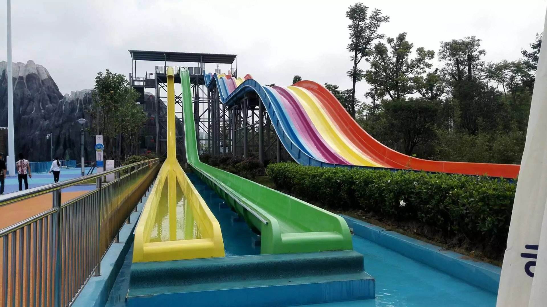 的时刻,连咱们城市的园林雕塑游乐设施也没闲着,它们 谷辉谇那 "充电"