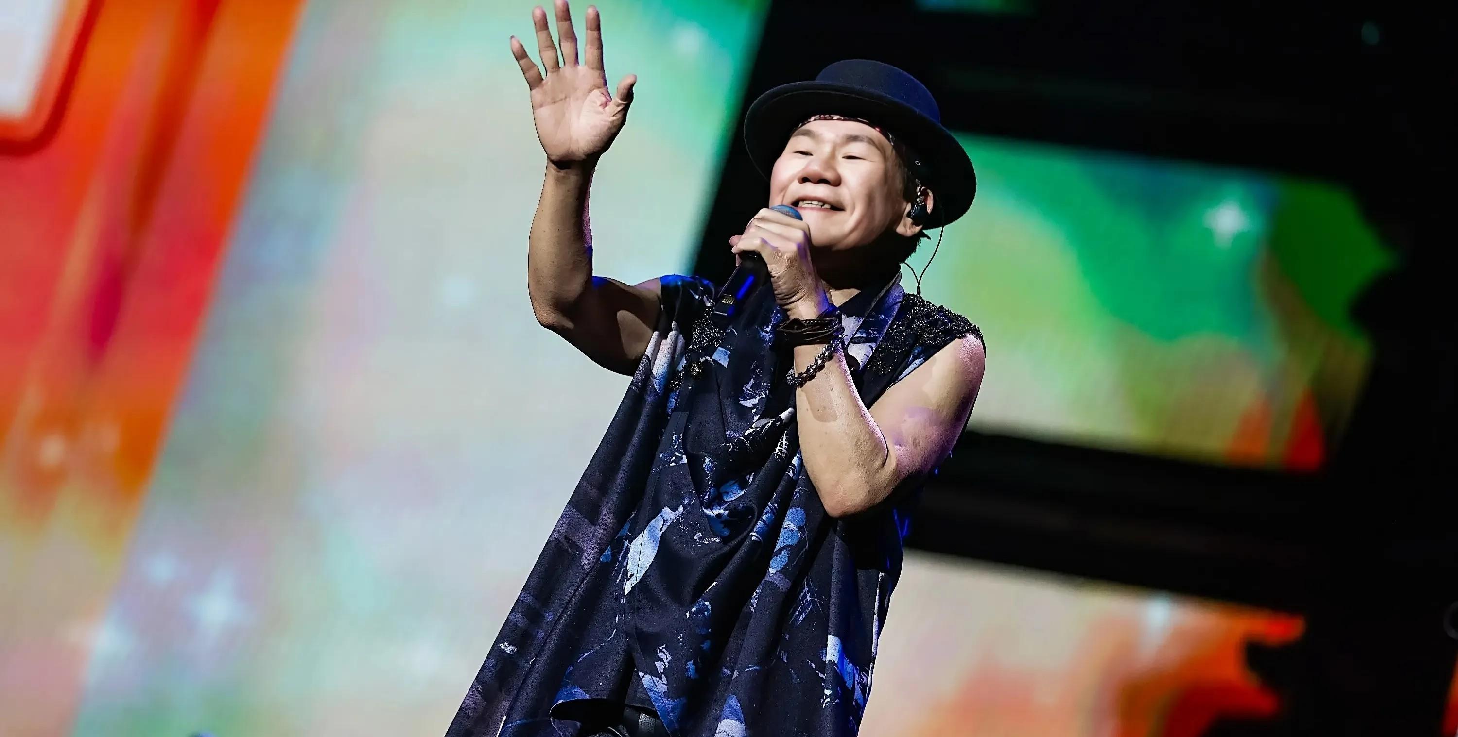 查了一下资料,赵传是一九六一年生人,今年六十四岁了!