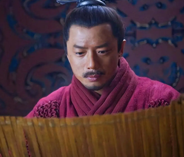 萧相国立于韩信遗体之侧,眼神复杂,低语道:"韩信啊,此非我意,皆是吕后