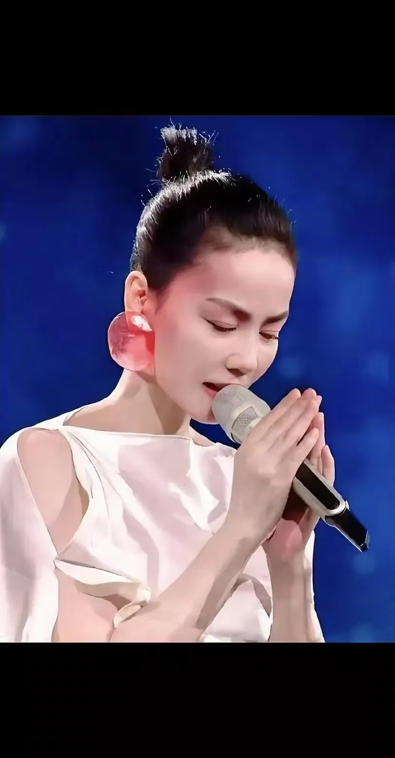 王菲春晚歌曲《世界赠予我的》歌词: 有人放烟花 有人追晚风