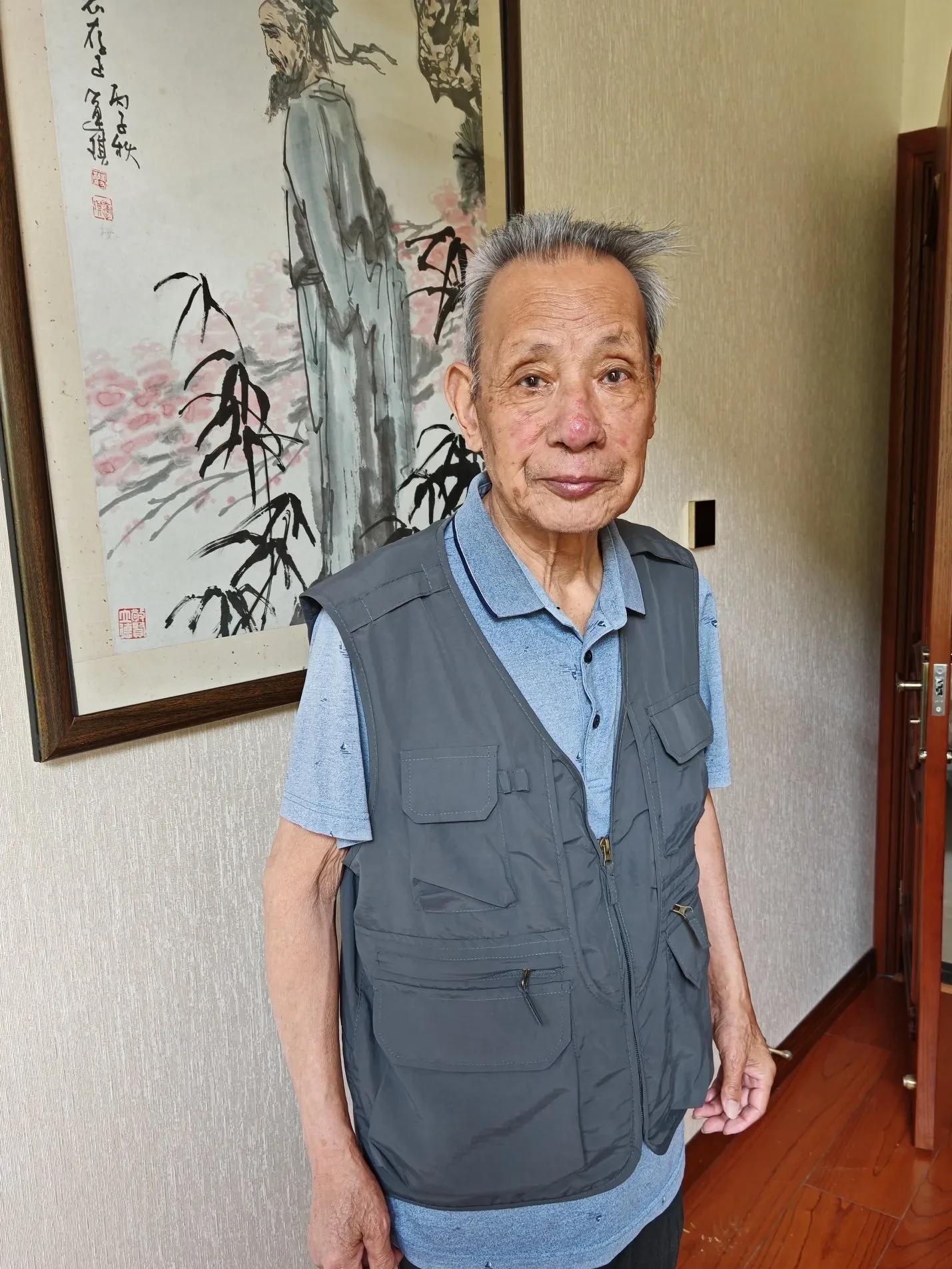 老太太网购的深蓝色夏季马甲到手变成黑色,老伴却乐