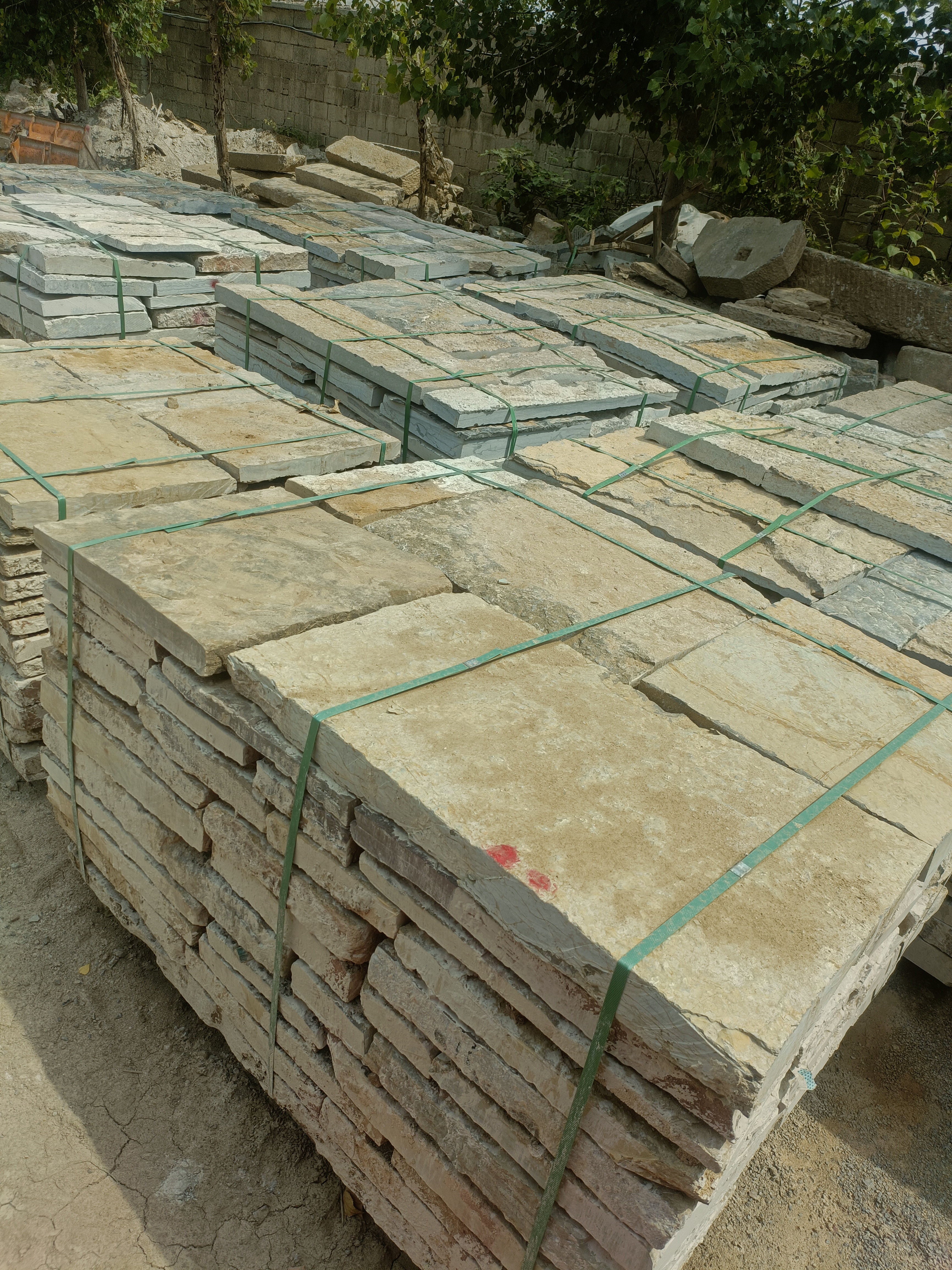 今天在巷子口绊了一跤,低头发现罪魁祸首是块老石板