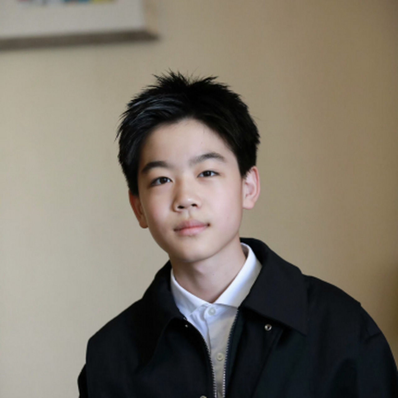 他的眼神深邃而坚定,透射出一种不容小觑的坚定与