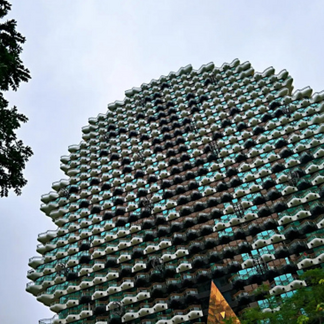 赵本山曾投资三亚大树公馆小区,共有9栋,最高32层,传闻耗资100亿.