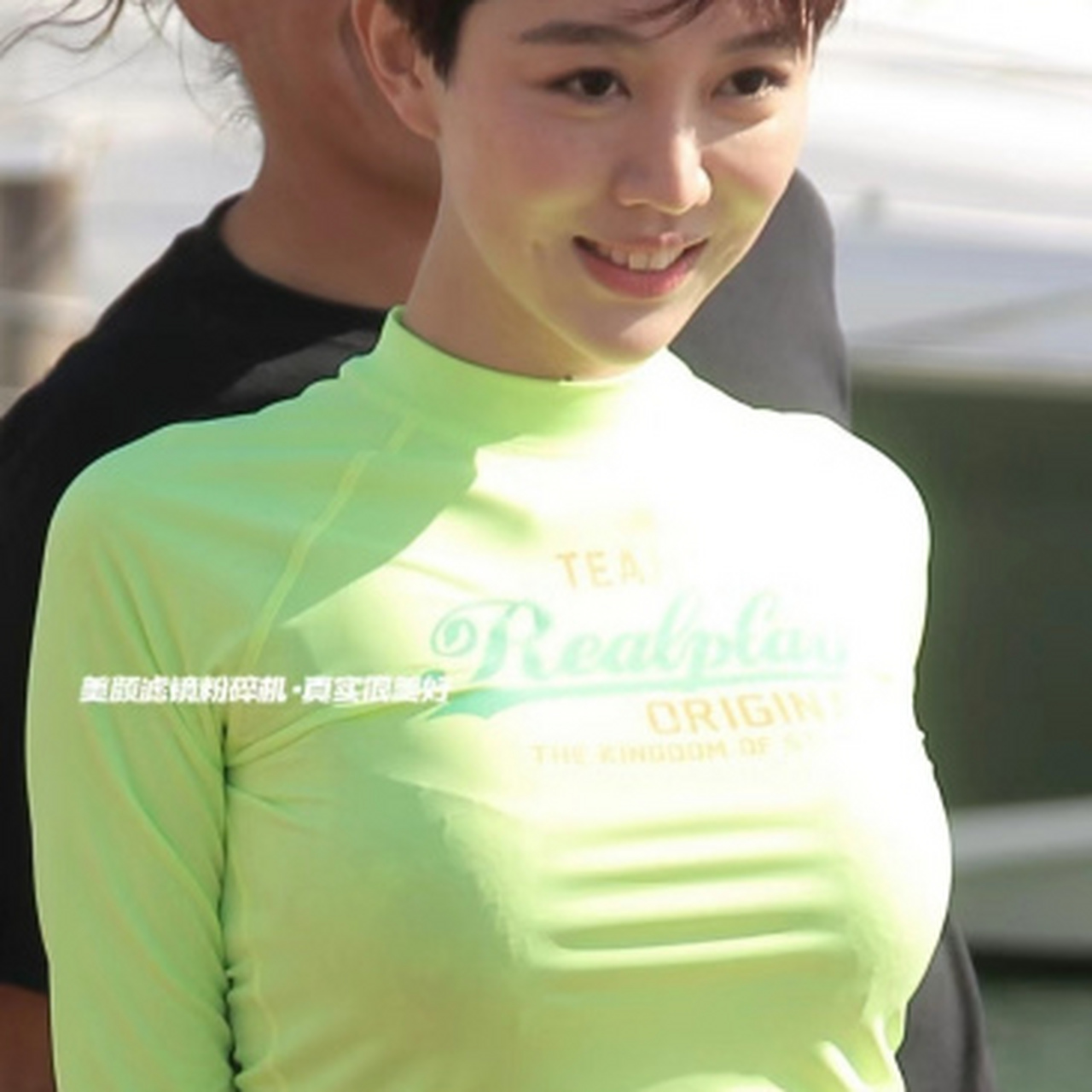 姜妍,86年大连生,身高172cm.高挑身姿,长腿纤细.