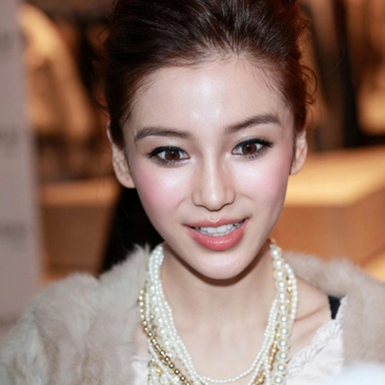 杨颖嫩模时期颜值出众,初见时我被她的美貌与可爱深深吸引,感叹竟有