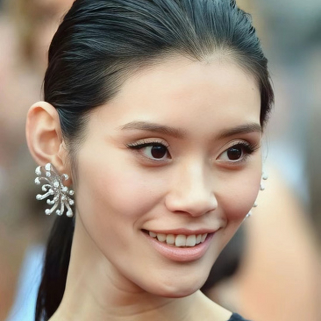 婚前颧骨高,胶原少,婚后颧骨平缓,脸蛋圆润饱满,更显美丽和亲切