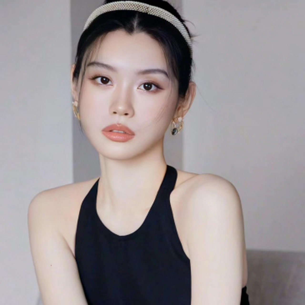 婚前颧骨高,胶原少,婚后颧骨平缓,脸蛋圆润饱满,更显美丽和亲切