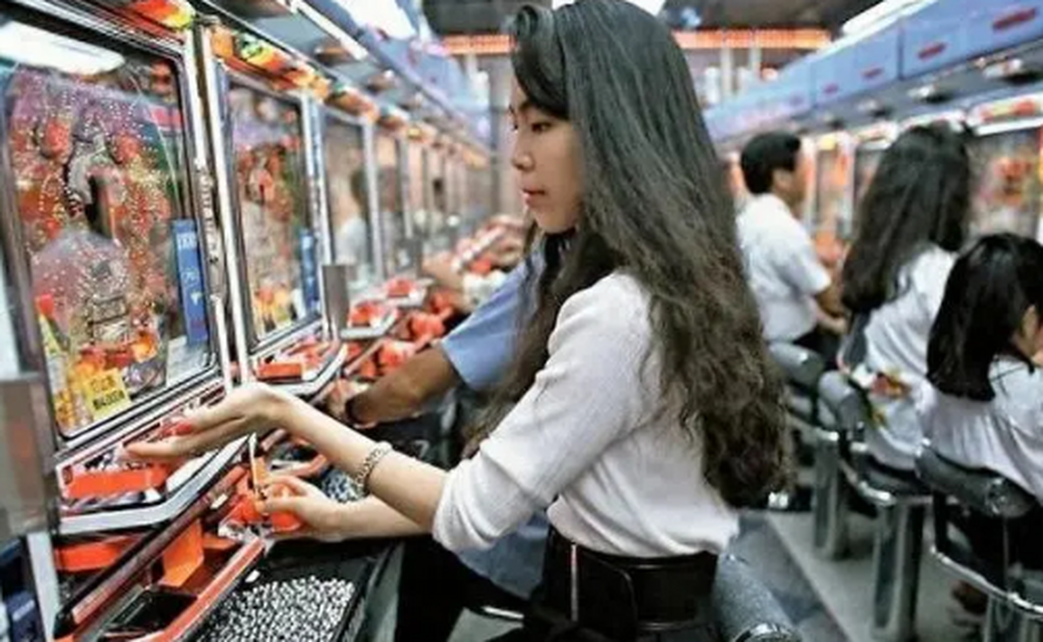 日本近百万人因弹珠店破产#  弹珠机,日本的一种独特游戏机,曾让无数