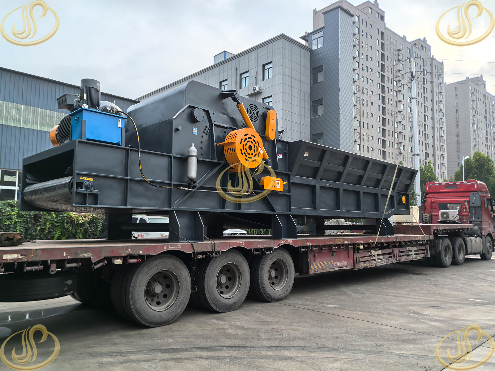 强力粉碎系统和高效链板进料装置,能轻松处理树枝,树干等各种废旧木材