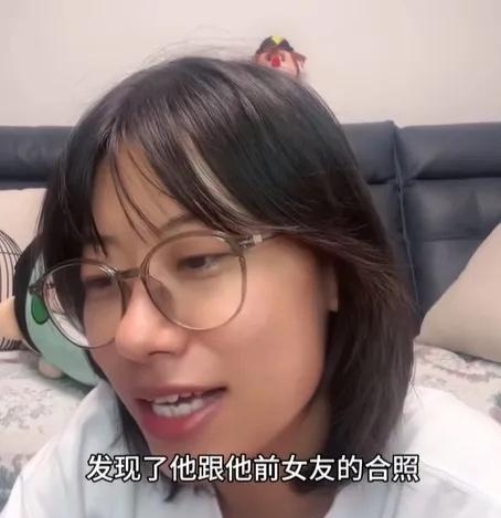 脱口秀演员赵晓卉,用男朋友的平板电脑直播时,意外在相册里看到了他和