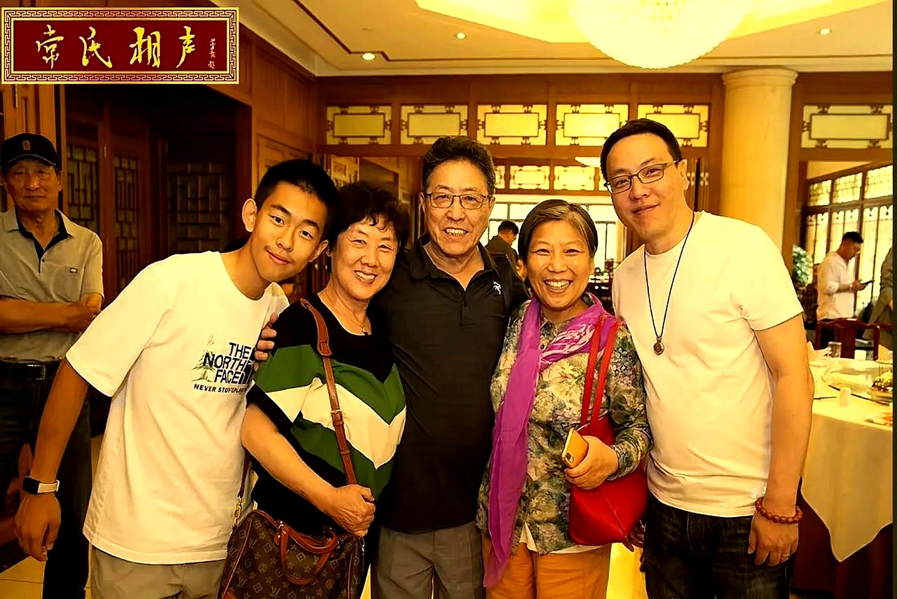 常贵春出身相声世家,爷爷是常连安,父亲是常宝丰,好几位伯伯和堂兄