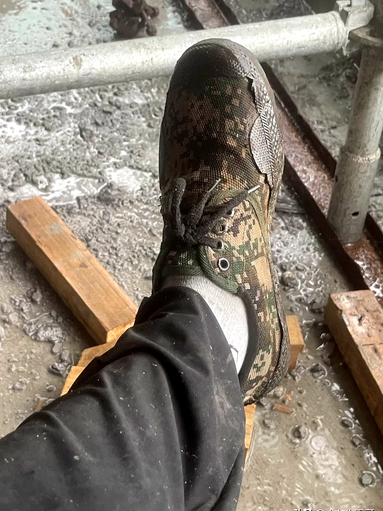 到了工地,还没开始干,就被个看仓库的老头子指鼻子骂眼地训斥,那甲佑