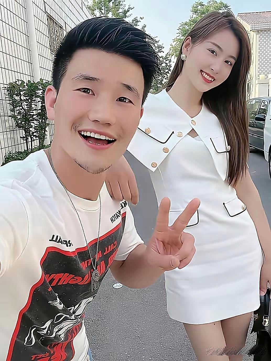 郭珊珊曾是气质列车员,28岁嫁给大8岁的嘎子后,回家生了俩娃,这八年