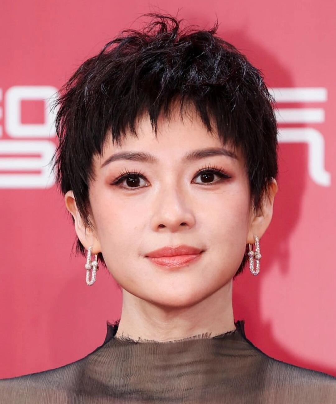 章子怡站在红毯上眼睛一扫镜头就