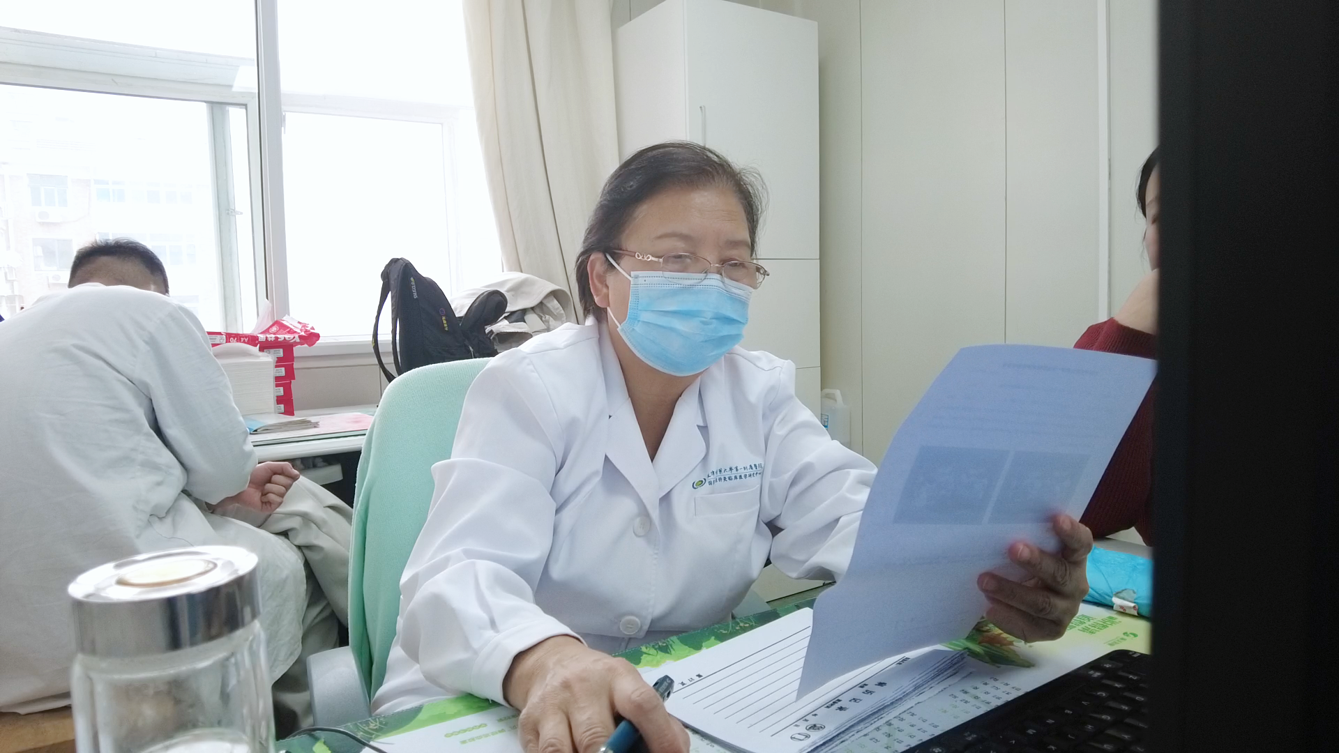 在她的描述里,那种疼痛是一种深入骨髓的,难以