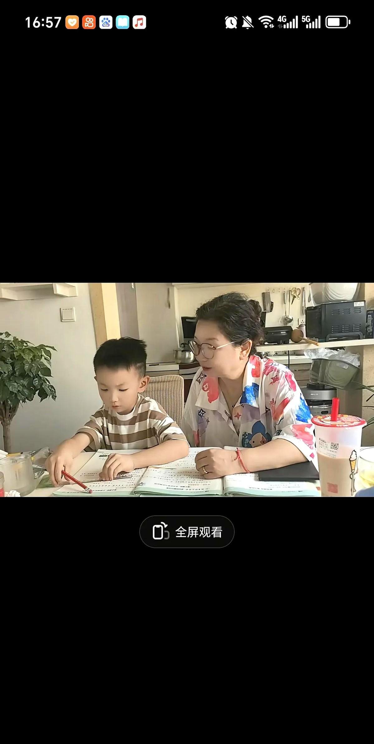 她和孙子在一起,陪孙子学习的场景 这个孙子是她的亲孙子 儿子去世了