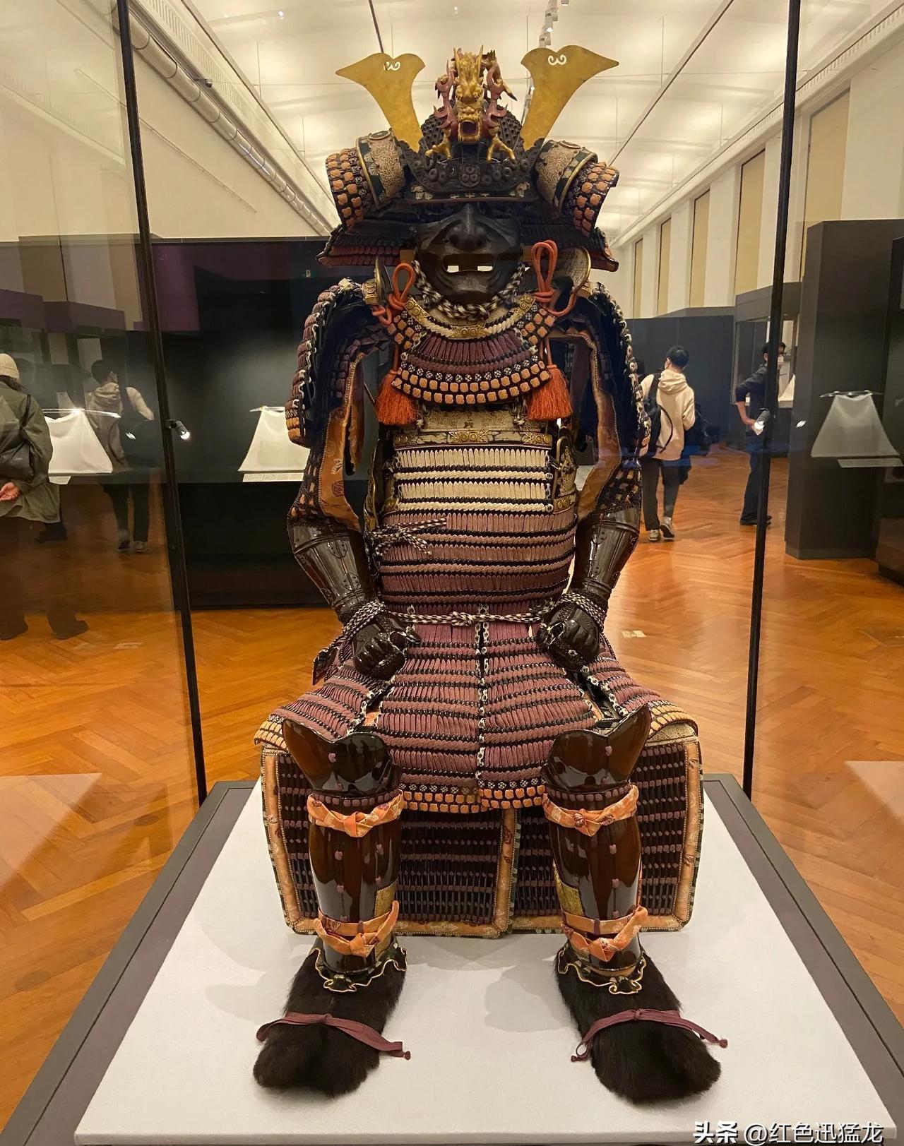 一位日本武士手持铁扇,无法判断这是老照片的着色还是ai生成的图像