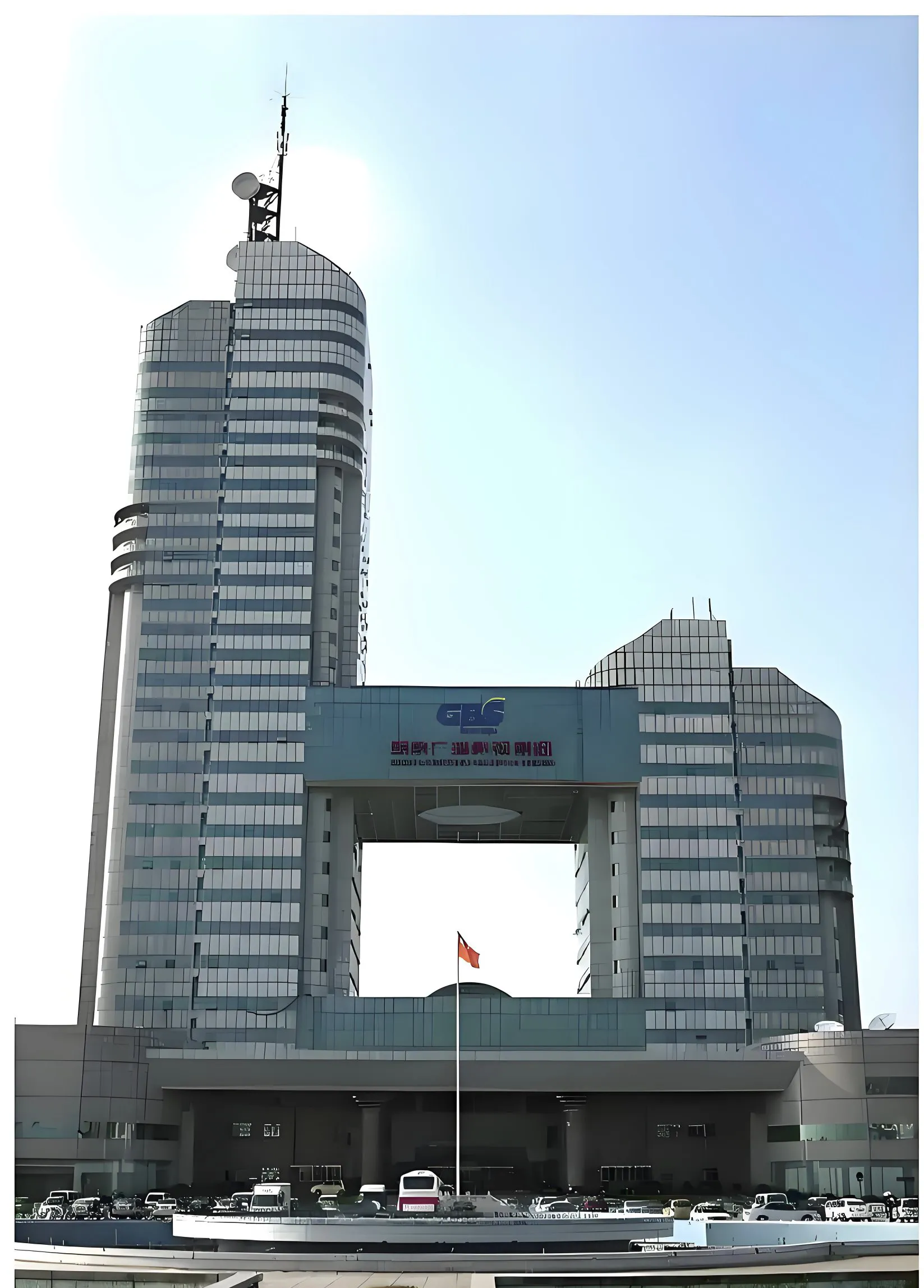 搬家了哟,中山公园旁边的湖北广播电视大楼,现在已经人去楼空,整体