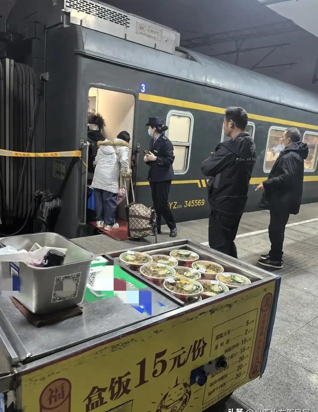 进车厢后发现餐车盒饭降至10元.因列车