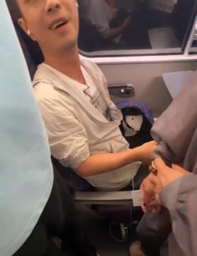 高铁惊现霸座男,女子疲惫归家路遭无理霸占,社会公德何在?