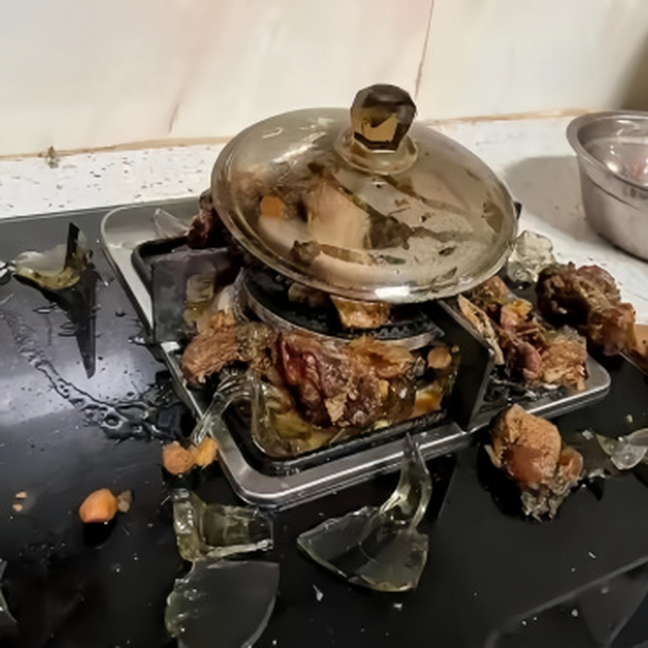 这是什么破锅啊,质量这么差,简直要把我气炸了!